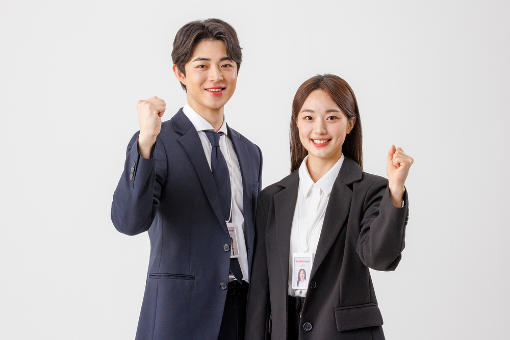 제휴 업체 대구 일수 전문 서비스 추천 - 일수대출 안전 업체 제휴 업체 대구 일수 전문 서비스를 추천하며 엄지를 든 비즈니스 남녀 전문가 모습